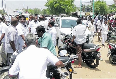 அ.தி.மு.க. நிர்வாகிகள் ஆலோசனை: தி.மு.க.வினர் எதிர்ப்பு தெரிவித்ததால் கூட்டம் ரத்து