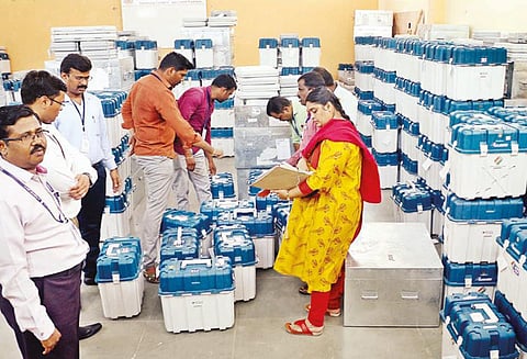 இடைத்தேர்தல் நடைபெறும் திருப்பரங்குன்றம், சூலூர், அரவக்குறிச்சி, ஓட்டப்பிடாரம் ஆகிய 4 தொகுதிகளில் இன்று வாக்குப்பதிவு