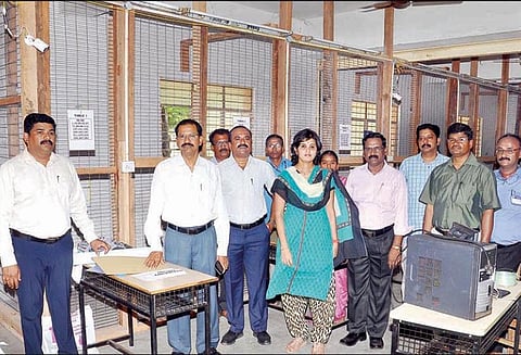 திருப்பூர் நாடாளுமன்ற தொகுதியின் வாக்கு எண்ணும் மையத்தில் கலெக்டர் ஆய்வு - தயார்படுத்தும் பணிகள் தீவிரம்