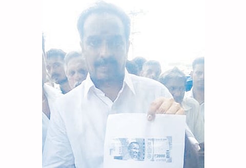 அரவக்குறிச்சி இடைத்தேர்தலில் வாக்காளர்களுக்கு ரூ.2 ஆயிரம் நோட்டை ஜெராக்ஸ் எடுத்து டோக்கனாக வழங்கிய தி.மு.க.வினர்