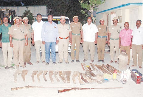 வாழப்பாடி அருகே வனப்பகுதியில் கள்ளத்துப்பாக்கி தயாரிக்கும் கூடம் கண்டுபிடிப்பு பெண் உள்பட 3 பேருக்கு வலைவீச்சு