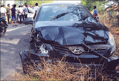 உடுமலை அருகே கார்கள் மோதல்; 7 பேர் படுகாயம்