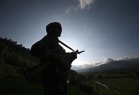 காஷ்மீரில் பாகிஸ்தான் அத்துமீறி தாக்குதல்: சப்-இன்ஸ்பெக்டர் படுகாயம்