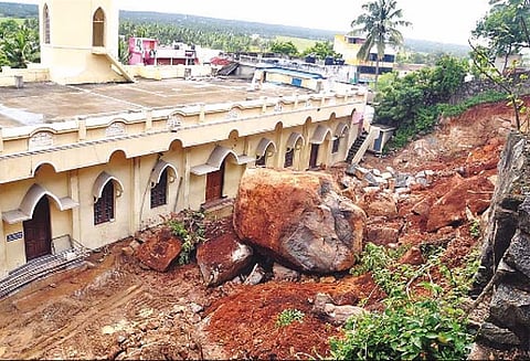 சுங்கான்கடை மலையில் நிலச்சரிவு, ராட்சத பாறை உருண்டு விழுந்தது - கிறிஸ்தவ ஆலயம் தப்பியது