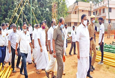 கிறிஸ்துமஸ் விழா நடைபெறும் மைதானத்தை தளவாய்சுந்தரம் பார்வையிட்ட போது எடுத்த படம்