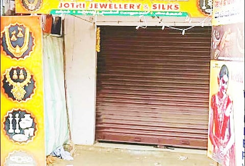 தாளவாடியில் கடையின் பூட்டை உடைத்து 60 பவுன் நகை கொள்ளை மர்ம நபர்கள் கைவரிசை