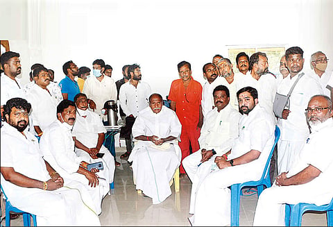 என்.ஆர்.காங்கிரஸ் கட்சி தலைவர் ரங்கசாமியுடன், அ.தி.மு.க. எம்.எல்.ஏ.க்கள் சந்திப்பு - தேர்தல் குறித்து ஆலோசனை