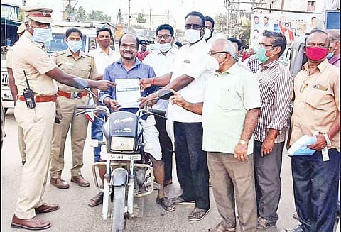 மீண்டும் முழு ஊரடங்கு வேண்டாம் என விழிப்புணர்வு துண்டு பிரசுரங்கள் வினியோகம்