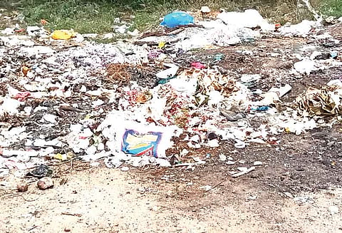 சாலையோரத்தில் குவிந்து கிடக்கும் பிளாஸ்டிக் கழிவுகளால் நோய் பரவும் அபாயம்