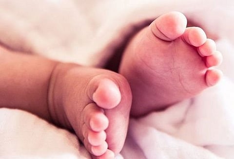 பிறந்த பெண் குழந்தைக்கு கொரோனா தொற்று உறுதி செய்யப்பட்டது.