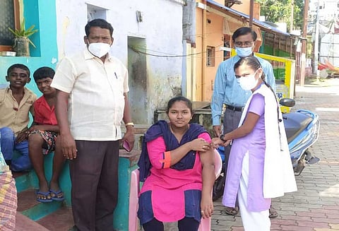 வீடு தேடிச் சென்று பொதுமக்களுக்கு கொரோனா தடுப்பூசி