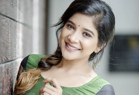 நடிகைகளை அழகாக காண்பிப்பார் - சாக்ஷி அகர்வால்