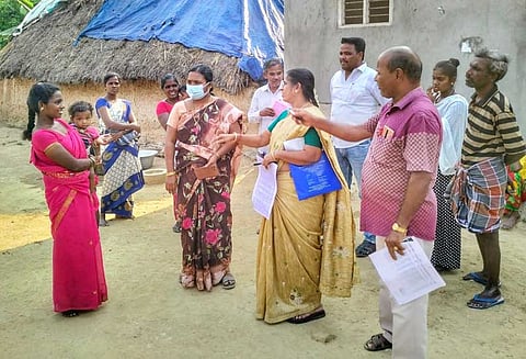 உளுந்தூர்பேட்டையில் வீடு வீடாக ஆய்வு படிப்பை இடையில் நிறுத்தாமல் மாணவர்களை பள்ளிக்கு அனுப்புங்கள் பெற்றோருக்கு மாவட்ட கல்வி அதிகாரி அறிவுரை