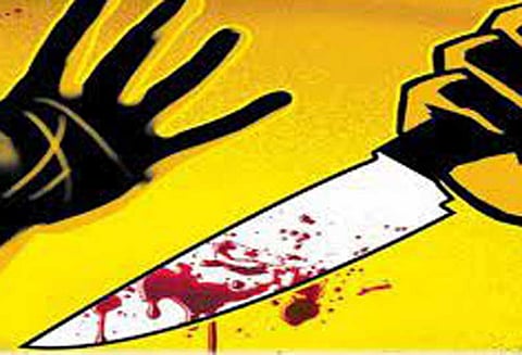 பணிமனை மேலாளரை கத்தியால் குத்திய ஓட்டுநர் தப்பியோட்டம்: போலீசார் வலைவீச்சு