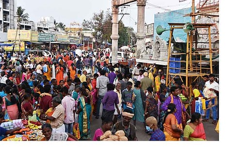 பழனி முருகன் கோவிலில் குவிந்த பக்தர்கள்