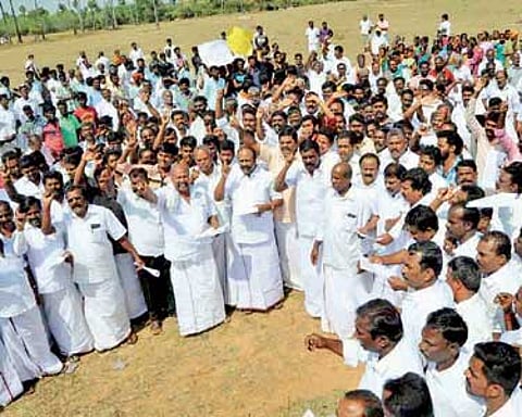 ஜல்லிக்கட்டு தடையை நீக்கக்கோரி அனைத்துக்கட்சியினர் ஆர்ப்பாட்டம்