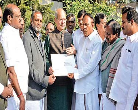 அ.தி.மு.க. எம்.பி.க்கள் பிரதமருக்கு மனு ‘‘ஜல்லிக்கட்டு நடத்த அவசர சட்டம் பிறப்பிக்க வேண்டும்’’