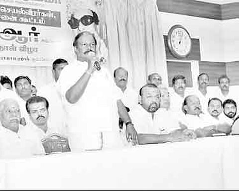 முதல்-அமைச்சராக சசிகலா பொறுப்பேற்க வேண்டும் அ.தி.மு.க. செயல்வீரர்கள் கூட்டத்தில் தீர்மானம்