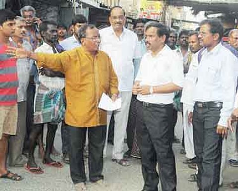 அரக்கோணம் மார்க்கெட் பகுதியில் மாவட்ட வருவாய் அலுவலர் ஆய்வு