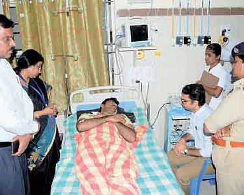 நடவடிக்கை எடுக்கக்கோரி 2-வது நாளாக அரசு மருத்துவமனை டாக்டர்கள் தர்ணா போராட்டம்