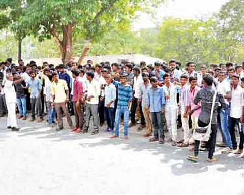 ஜல்லிக்கட்டுக்கு அனுமதி வழங்க கோரி கல்லூரி மாணவர்கள் சாலை மறியல்