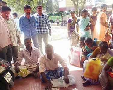 ரேஷன் கார்டுகளை உடனடியாக செயல்பாட்டுக்கு கொண்டு வரக்கோரி கலெக்டர் அலுவலகம் முற்றுகை