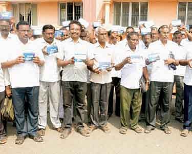 ‘கைவிரல் ரேகை பதிவு எந்திரங்களை’ திரும்ப ஒப்படைக்க வந்த கூட்டுறவு கடன் சங்க பணியாளர்கள்