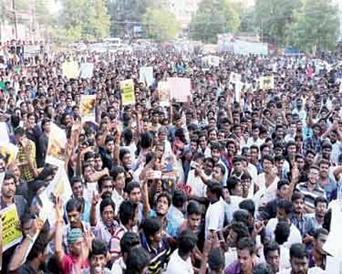 பாளையங்கோட்டையில் ஜல்லிக்கட்டுக்கு அனுமதி கேட்டு பல்வேறு அமைப்பினர் போராட்டம்