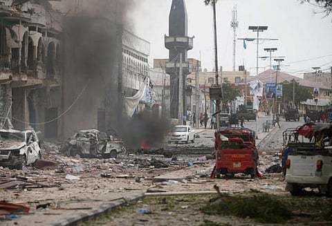 சோமாலியா ஓட்டலில் அடுத்தடுத்து கார் குண்டுவெடிப்பு 13 பேர் உடல் சிதறி பலி