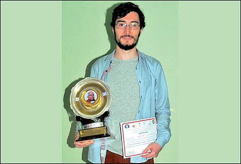 சென்னை ஓபன் செஸ்: உக்ரைன் வீரர் ‘சாம்பியன்’ கோப்பையுடன் துக்ஹாவ் ஆடம்