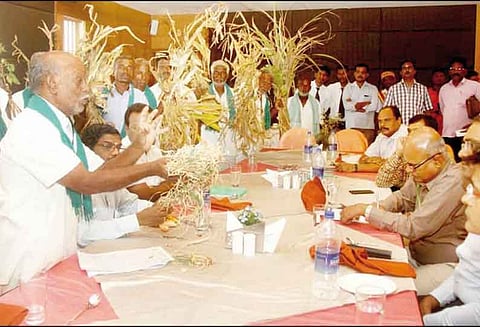 வறட்சி நிவாரணத்தை உயர்த்தி வழங்க வேண்டும் மத்திய குழுவினரிடம் விவசாயிகள் மனு