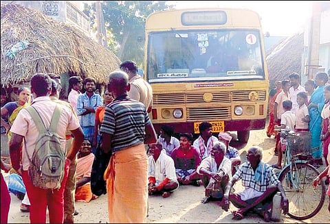 அரசு பஸ்சை சிறை பிடித்து கிராம மக்கள் சாலை மறியல்