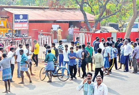 அ.தி.மு.க. பேனரை கிழித்ததாக 2 பேர் கைது: எண்ணூர் போலீஸ் நிலையத்தில் மீனவ கிராம மக்கள் முற்றுகை