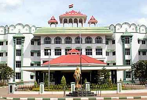 அனைத்து அரசு ஆஸ்பத்திரிகளிலும் பயோமெட்ரிக் வருகைப்பதிவேடு முறையை 4 மாதங்களுக்குள் அமல்படுத்த வேண்டும்