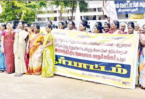 விவசாயிகளுக்கு நிவாரணம் வழங்க வலியுறுத்தி மாதர் சங்கத்தினர் ஆர்ப்பாட்டம்