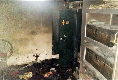 கொள்ளையடிக்க சென்ற வீட்டை தீவைத்து எரித்த கொள்ளையர்கள்