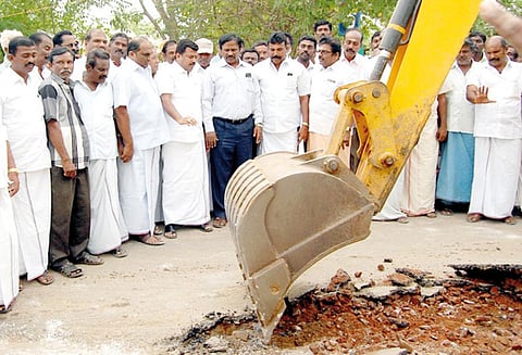 ரூ.17¾ கோடியில் சாலை விரிவாக்க பணி பிரபாகரன் எம்.பி. தொடங்கி வைத்தார்