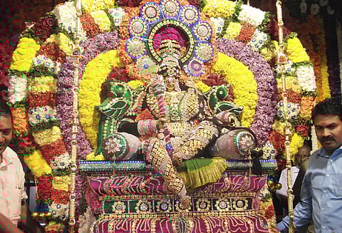 மேல்மலையனூர் அங்காளம்மன் கோவிலில் அமாவாசை ஊஞ்சல் உற்சவம்