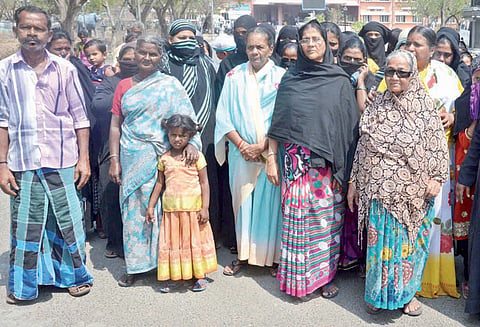 வெளிநாட்டில் வேலை வாங்கி தருவதாக அழைத்துச்சென்று ரூ.2½ லட்சத்திற்கு பெண் விற்பனை? கலெக்டரிடம் பெற்றோர் புகார்