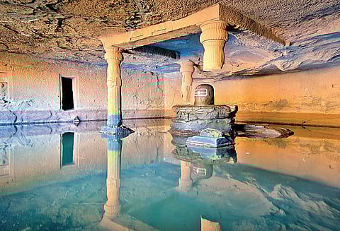 யுகங்களை குறிக்கும் நான்கு தூண்கள்