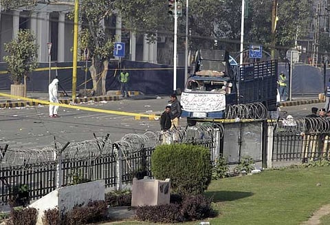 பாகிஸ்தான் கோர்ட்டில் தற்கொலை பயங்கரவாதிகள் தாக்குதல், 5 பேர் உயிரிழப்பு