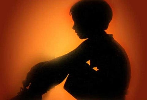 மகனின் மொபைல் போனை திருடியதாக 5 சிறுவர்களின் கையை கொதிக்கும் எண்ணையில் முக்கியவர் கைது