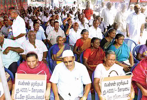 நெல்லையில் ஓய்வு பெற்ற போக்குவரத்து தொழிலாளர்கள் காத்திருப்பு போராட்டம்