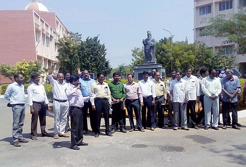 திருவள்ளுவர் பல்கலைக்கழகத்தில் பேராசிரியர்கள் உள்ளிருப்பு போராட்டம்