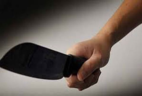 திருச்செந்தூர் அருகே இரு தரப்பினர் மோதல்; 3 பேருக்கு அரிவாள் வெட்டு 2 பேர் கைது