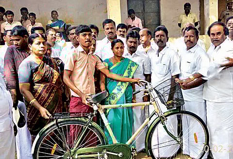 ஸ்ரீவில்லிபுத்தூர் பகுதியில் விலையில்லா சைக்கிள்; எம்.எல்.ஏ. வழங்கினார்
