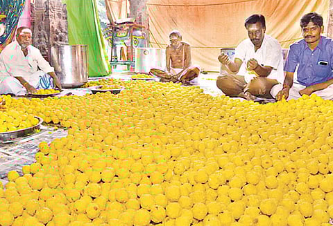 பக்தர்களுக்கு பிரசாதமாக வழங்க விழுப்புரம் கைலாசநாதர் கோவிலில் 30 ஆயிரம் லட்டுகள் தயாரிக்கும் பணி