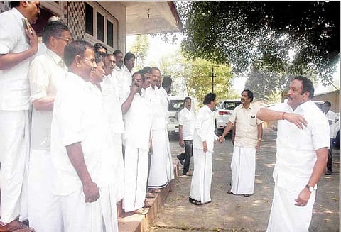 கூடலூரில் அ.தி.மு.க. அமைப்பு செயலாளரிடம் ஓ.பன்னீர்செல்வம் ஆதரவாளர்கள் வாக்குவாதம்