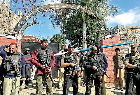 பாகிஸ்தானில் துப்பாக்கிச்சூடு, குண்டுவெடிப்பு: 7 பேர் பலி தாக்குதல் நடத்திய 3 பயங்கரவாதிகள் சுட்டுக்கொலை