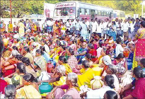 குடிமங்கலம் அருகே குடிநீர் கேட்டு பொதுமக்கள் சாலை மறியல்